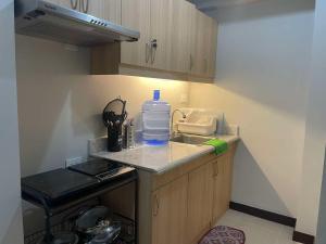 A cozinha ou kitchenette de Verdon Parc Davao City with Balcony by darpm