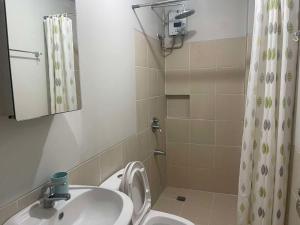 Uma casa de banho em Verdon Parc Davao City with Balcony by darpm