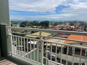 Uma varanda ou terraço em Verdon Parc Davao City with Balcony by darpm