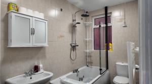 Ένα μπάνιο στο Roman apartment +10 φωτογραφίες