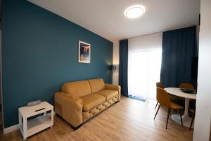 巴亚马雷Misty Central Residence的客厅里有一张沙发和一张桌子。