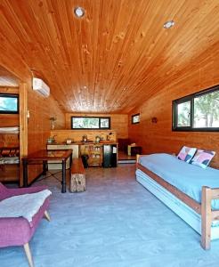 Postel nebo postele na pokoji v ubytování Refugio Silvestre Parque Nacional Siete Tazas-Salida a río y pesca + 122 fotografií