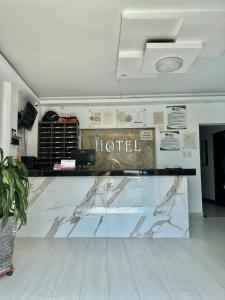 布卡拉曼加Hotel Palmeras De Mariana的酒店大堂设有玻璃柜台,上面有单词
