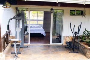 a house with a gym with a bedroom and a bed at Casa Campestre Remanso la Esperanza in La Fuente