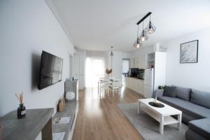 a living room with a couch and a table at Central Residence in Baia Mare