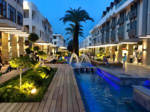 Bazén v ubytování Kemer Royal Beach nebo v jeho okolí