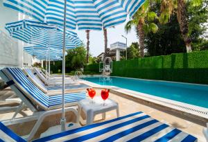Bazén v ubytování Kemer Royal Beach nebo v jeho okolí
