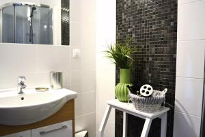 a bathroom with a sink and a mirror at Hotel Graffit in Świebodzin