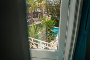 Bazén v ubytování Kemer Royal Beach nebo v jeho okolí