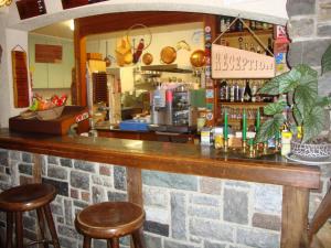 un bar en un restaurante con dos taburetes en Bietschhorn, en Kippel