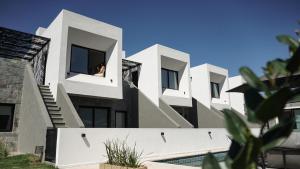 Eine Frau, die aus dem Fenster eines Gebäudes schaut. in der Unterkunft Departamento en Villa Carlos paz in Villa Carlos Paz