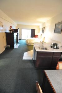 a hotel room with a bed and a kitchen with a sink at Hillside Inn in Madison +21 photos