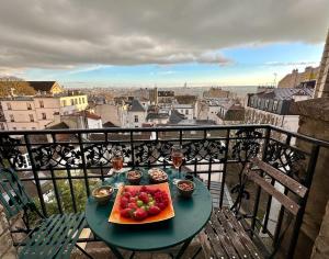 a plate of fruit on a table on a balcony at Star rain in Paris