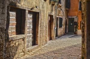 een steegje in een oude stad met een geplaveide straat bij Apartment Al Pozzo in Rovinj