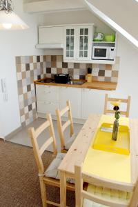 Kuchyň nebo kuchyňský kout v ubytování Apartmány Lhota