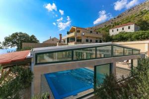 Πισίνα στο ή κοντά στο Villa Casa with indoor pool