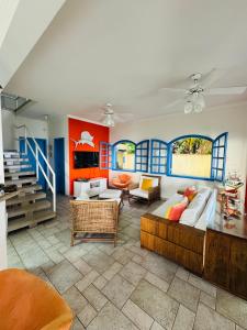 un grand salon avec un canapé et des chaises dans l'établissement Casa beira mar Angra dos Reis, à Angra dos Reis 86 autres photos