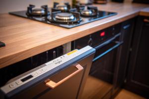 Un horno de estufa en una cocina en Cosy Apartment Połczyńska 6, en Bydgoszcz