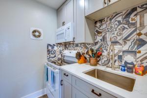Η κουζίνα ή μικρή κουζίνα στο Walk Dtwn Pet-Friendly Townhome in Rockport +17 φωτογραφίες