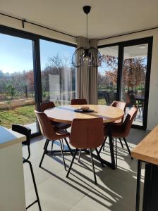 een eetkamer met een tafel en stoelen bij Villa Barbara in Poreč