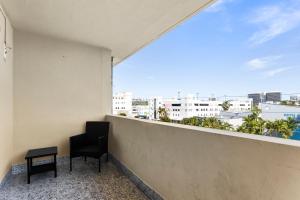 Balkoni atau teres di Bay Harbor Sunset Apt 5A