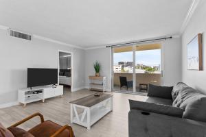 Televisyen dan/atau pusat hiburan di Bay Harbor Sunset Apt 5A