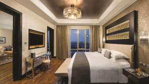 Llit o llits en una habitació de Kempinski Hotel Mall of the Emirates, Dubai