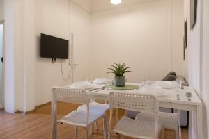 Televízia a/alebo spoločenská miestnosť v ubytovaní Beautiful 2BR Apt. -Perfect for Longstays