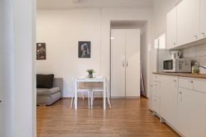 Dapur atau dapur kecil di Beautiful 2BR Apt. -Perfect for Longstays