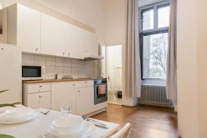 Kuchyňa alebo kuchynka v ubytovaní Beautiful 2BR Apt. -Perfect for Longstays
