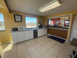 Kuchyň nebo kuchyňský kout v ubytování ECONOMY INN & SUITES