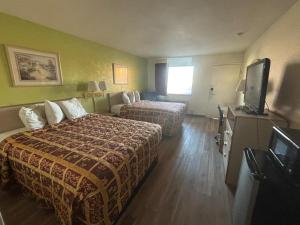 TV a/nebo společenská místnost v ubytování ECONOMY INN & SUITES