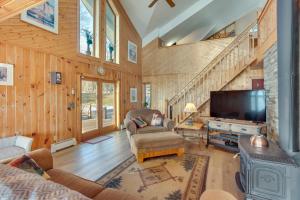 sala de estar con TV y escalera en Lakefront Gem with Dock in New London!, en New London
