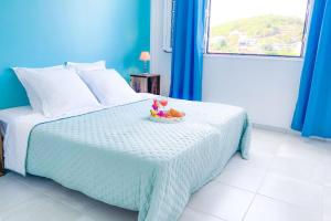 een slaapkamer met een bed met een kom eten erop bij Mqro11 4 et 1 in Le Robert