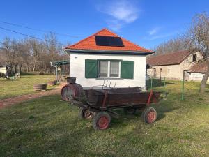 a small house on a cart in a yard at Kunyhó in Egeraracsa