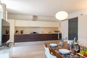 Η κουζίνα ή μικρή κουζίνα στο Life & View Luxury Apartment
