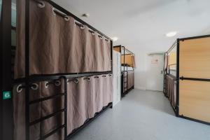 Postel nebo postele na pokoji v ubytování Seaside Lodge Hostel Townsville- right next to coles, 2 mins walk to strand & CBD- Passport required