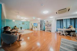 Posezení v ubytování Seaside Lodge Hostel Townsville- right next to coles, 2 mins walk to strand & CBD- Passport required