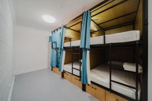 Palanda nebo palandy na pokoji v ubytování Seaside Lodge Hostel Townsville- right next to coles, 2 mins walk to strand & CBD- Passport required