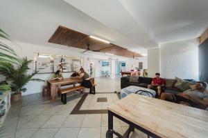 Posezení v ubytování Seaside Lodge Hostel Townsville- right next to coles, 2 mins walk to strand & CBD- Passport required