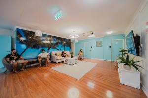 TV a/nebo společenská místnost v ubytování Seaside Lodge Hostel Townsville- right next to coles, 2 mins walk to strand & CBD- Passport required