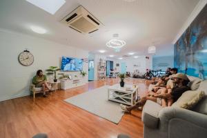 Posezení v ubytování Seaside Lodge Hostel Townsville- right next to coles, 2 mins walk to strand & CBD- Passport required
