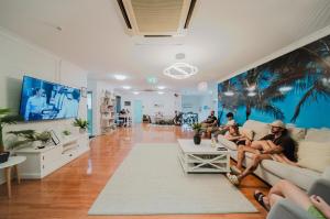 TV a/nebo společenská místnost v ubytování Seaside Lodge Hostel Townsville- right next to coles, 2 mins walk to strand & CBD- Passport required