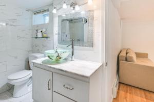 a bathroom with a sink and a toilet at 12 Mi to Dtwn Boston Apartment in Braintree in Braintree +17 photos