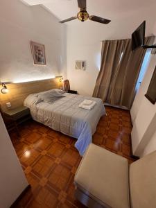 里奥夸尔托Chrome Hotel的带床和吊扇的卧室