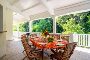 Μπαλκόνι ή βεράντα στο Villa Paradissol Cocon tropical 3 chambres avec piscine