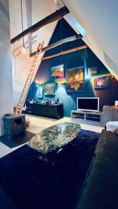 un soggiorno con un divano e un tavolo di Fachwerk Maisonette Wohnung mit Stadtblick a Waltrop