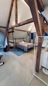 una camera con letto in una stanza con travi in legno di Fachwerk Maisonette Wohnung mit Stadtblick a Waltrop