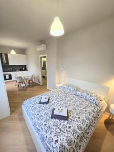 een slaapkamer met een bed met een dienblad met eten erop bij Monza Apartments in Monza +44 foto's