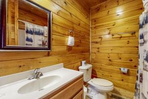 une salle de bain avec un lavabo blanc et des toilettes dans l'établissement Just Hangin' Around, à Sevierville 24 autres photos
